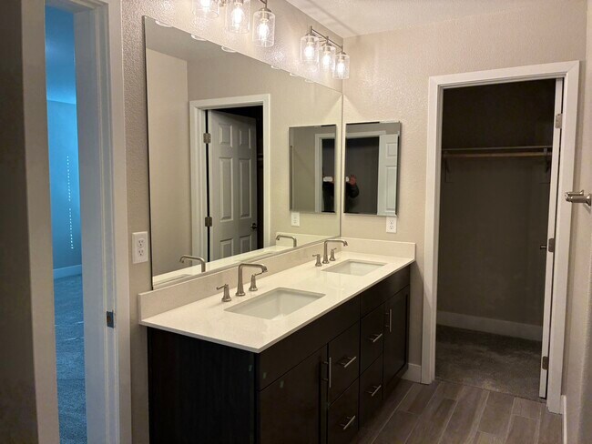 Building Photo - 6575 Dove Pt Pl