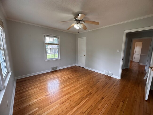 Building Photo - 2 Bedroom One Story Home on Over an Acre Lot
