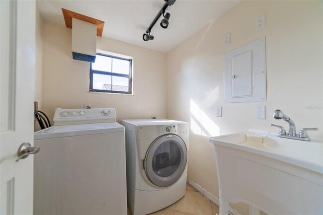 Building Photo - 5521 W Shr Dr