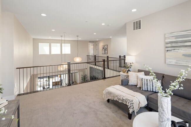 Building Photo - 6 Bedroom 5.5 Bathroom Single Family Home ...