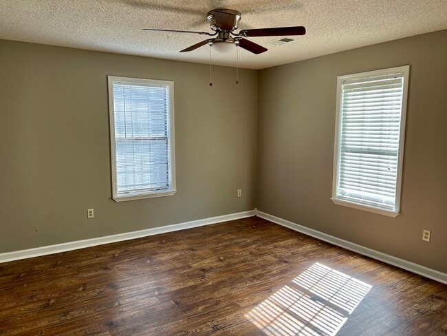 Building Photo - FOR RENT - 4 BR, 2 BA!