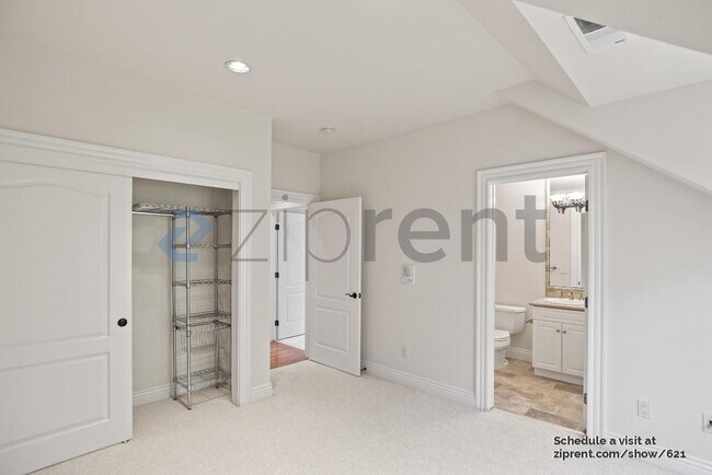 Building Photo - 1320 Drake Ave