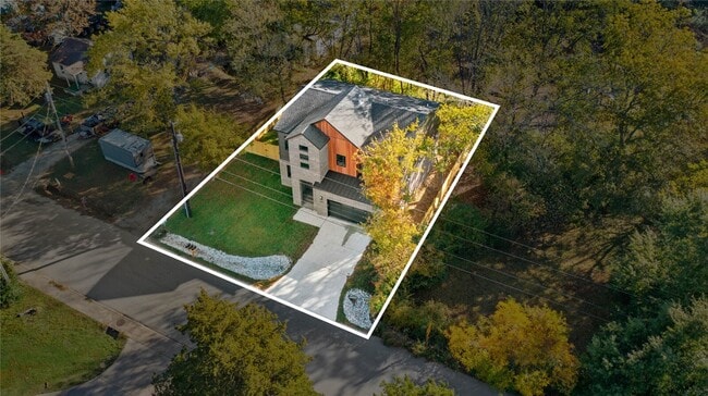 Building Photo - 634 S Happy Hollow Rd