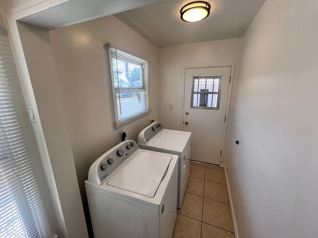 Building Photo - 2 Bedroom Single Story Home for Rent in Re...