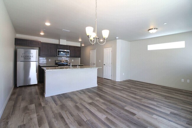 Building Photo - 3 Bedroom, 2.5 Bath Townhome in Kennewick