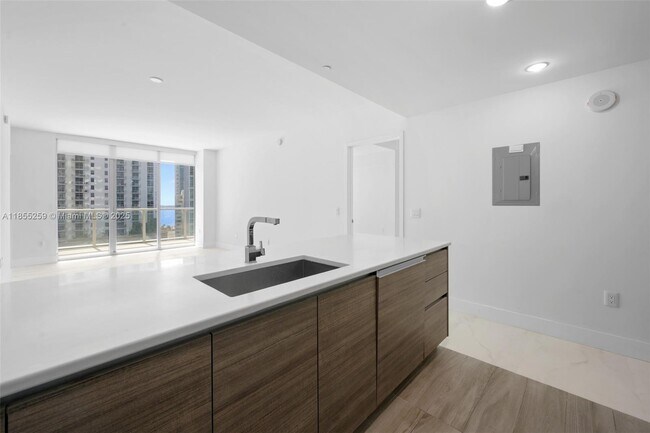 Building Photo - 1100S S Miami Ave