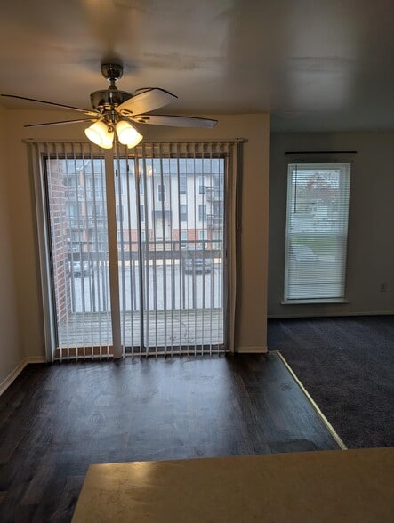 Building Photo - 1001 White Oak Rd