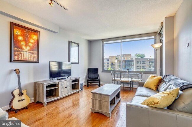 Building Photo - Professionally Managed // 1bedroom 1bathroom// Court House// Parking Included!