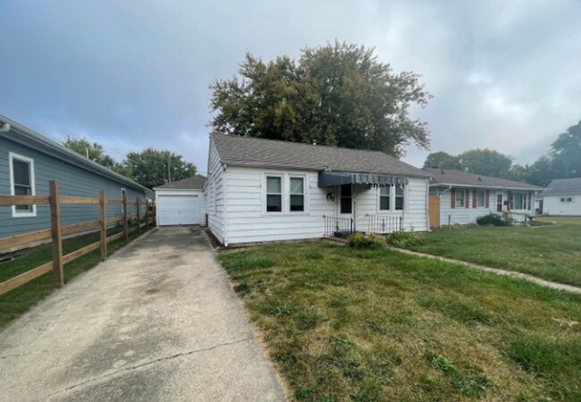Building Photo - Charming 2BR Home with 1-Car Attached Garage, Hardwood Floor, and Washer/Dryer Provided!