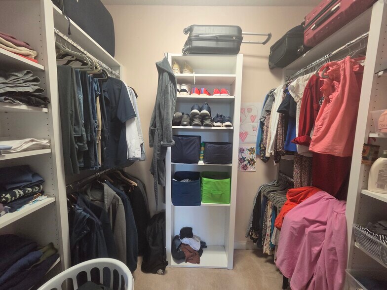 walking closet - 137 Radcliffe Ct