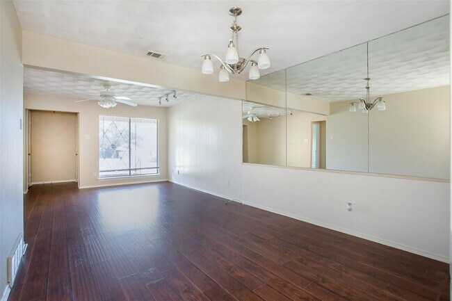Building Photo - 2 Bedroom, 1 Bath Duplex in Lake Highlands