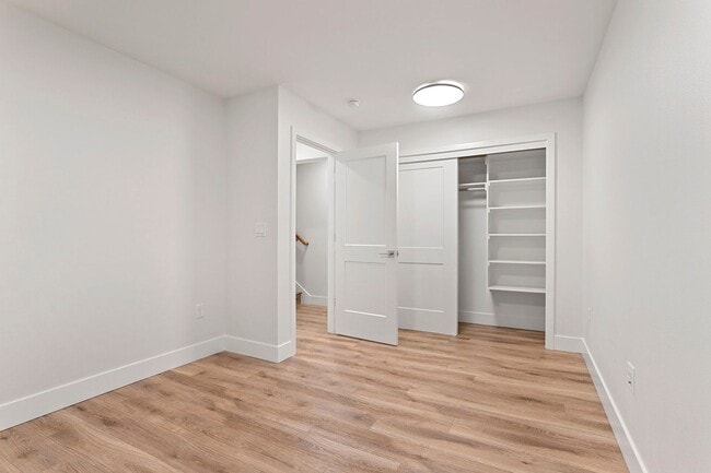 Building Photo - 4 bed/3.5 Bath Townhouse in Richmond Neighborhood, SE Portland