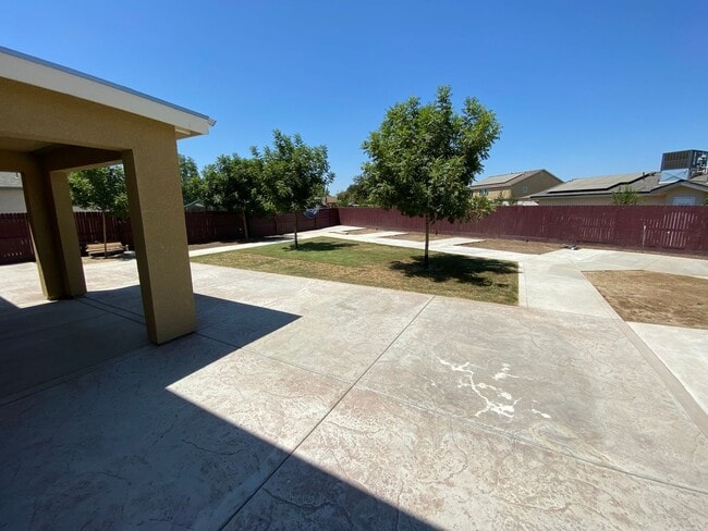 Building Photo - Beautiful home in desirable neighborhood for rent in Visalia CA