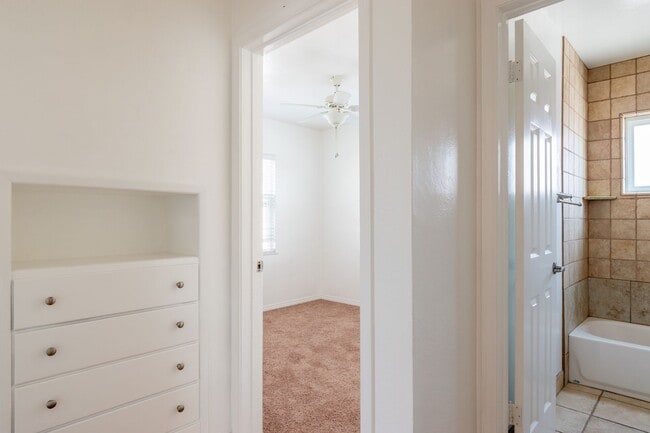 Building Photo - Nice 2 bedroom, 1 bath Apartment with Storage