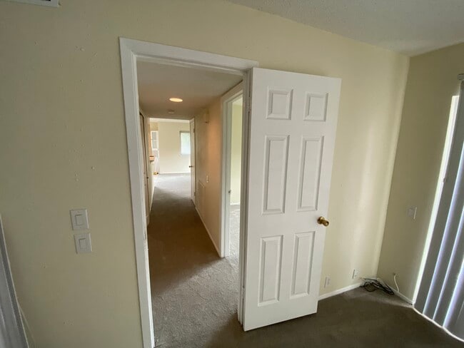 Building Photo - 2704 Stonehaven Ct