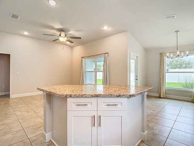 Building Photo - Welcome in to this beautiful Unfurnished -...