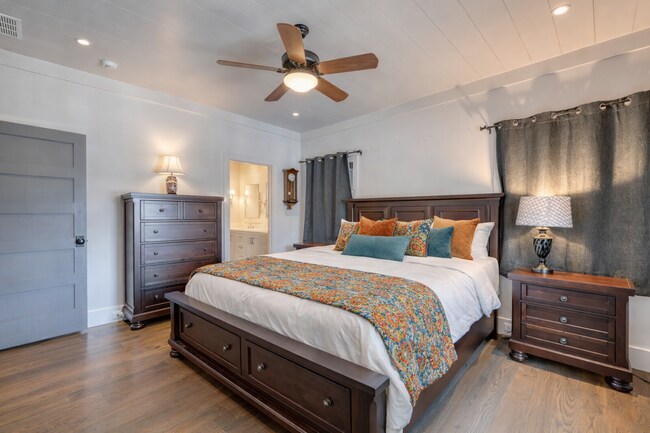 Building Photo - 56 Oak Crescent Cir