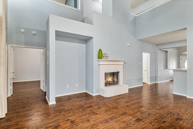 Building Photo - 931 W Cedar St