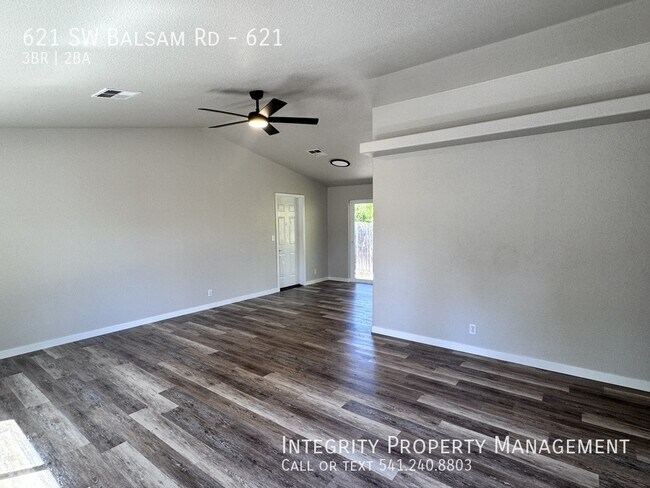 Building Photo - 621 SW Balsam Rd