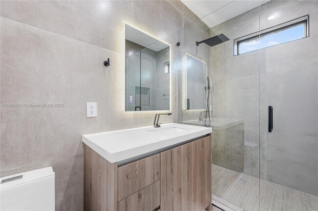 Building Photo - 813 NE 17th Terrace