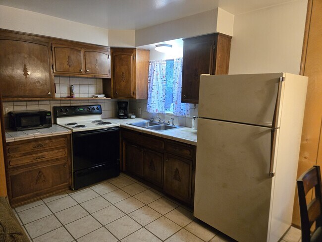 Building Photo - 165 E White Mountain Blvd