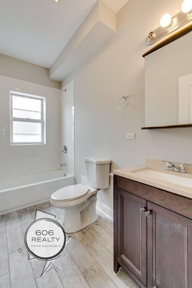 Building Photo - Beautiful Rehabbed Hyde Park Apartments! S...