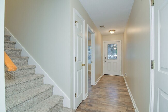 Building Photo - Townhouse w/ 1 Car Garage