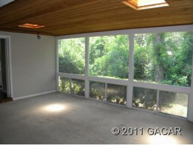 Building Photo - Black Acres-Three Bedroom, Two Bath 2068sf 1/2 mile to Law School or the Swamp