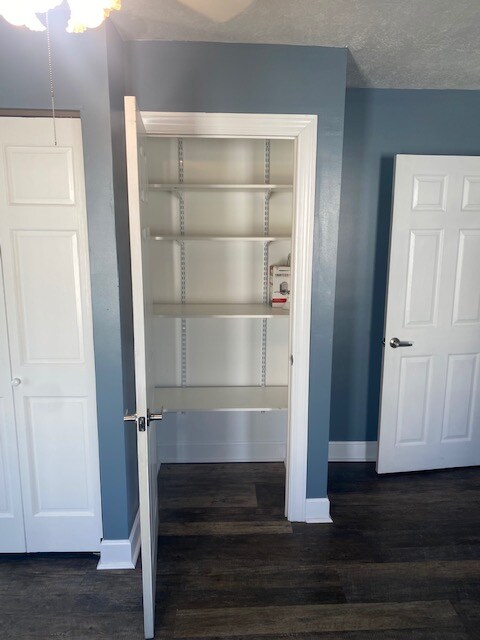 Building Photo - 6 E Ross St