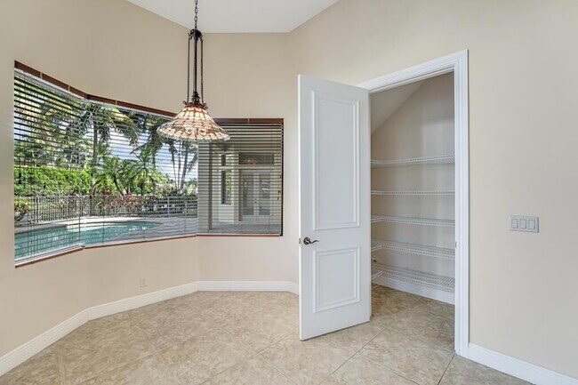 Building Photo - 10513 Versailles Blvd