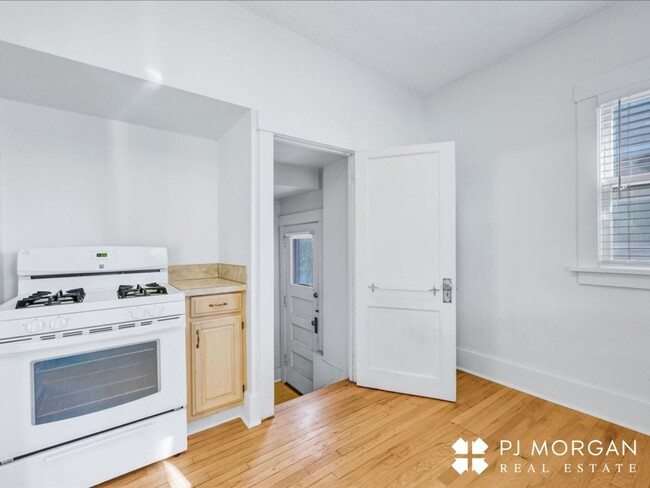 Building Photo - Charming Midtown Rental!