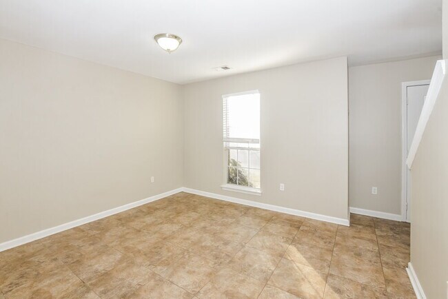 Building Photo - 7150 Hunter's Forest Dr