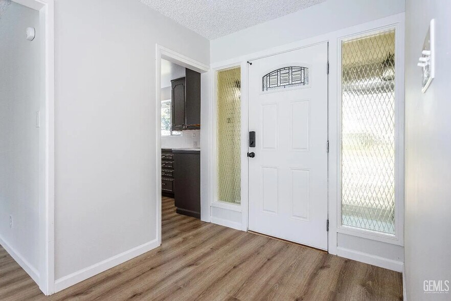 Building Photo - 2401 Rio Vista Dr