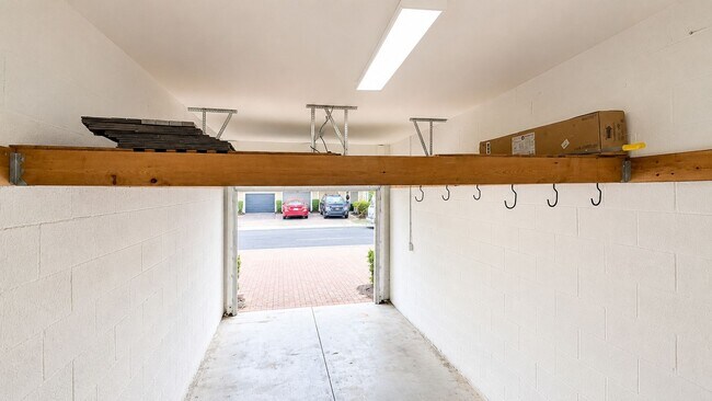 Building Photo - Annual UNFURNISHED 3-bed 2-bath condo in Stonehaven