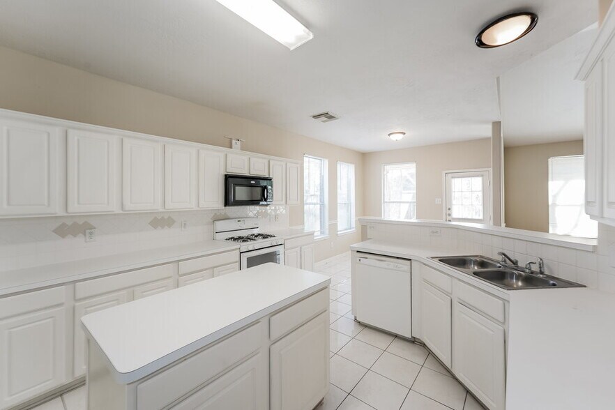 Building Photo - 8919 Green Ray Dr