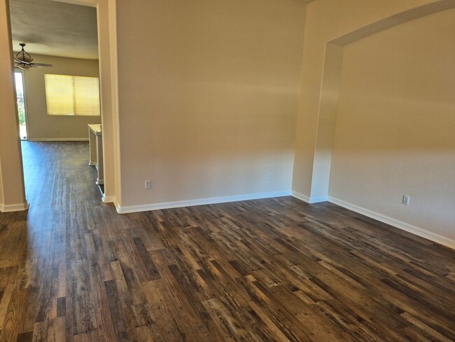 Building Photo - MAY MOVE IN SPECIAL - $500.00 off 2nd Month