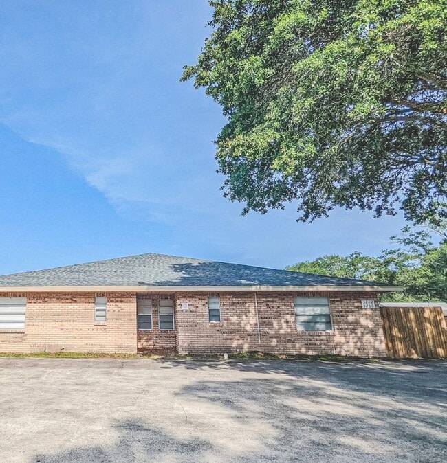 Building Photo - 3202 Bloomingdale Villas Ct