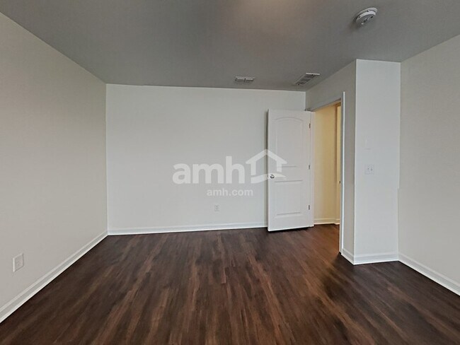 Building Photo - 3321 Milkweed Dr
