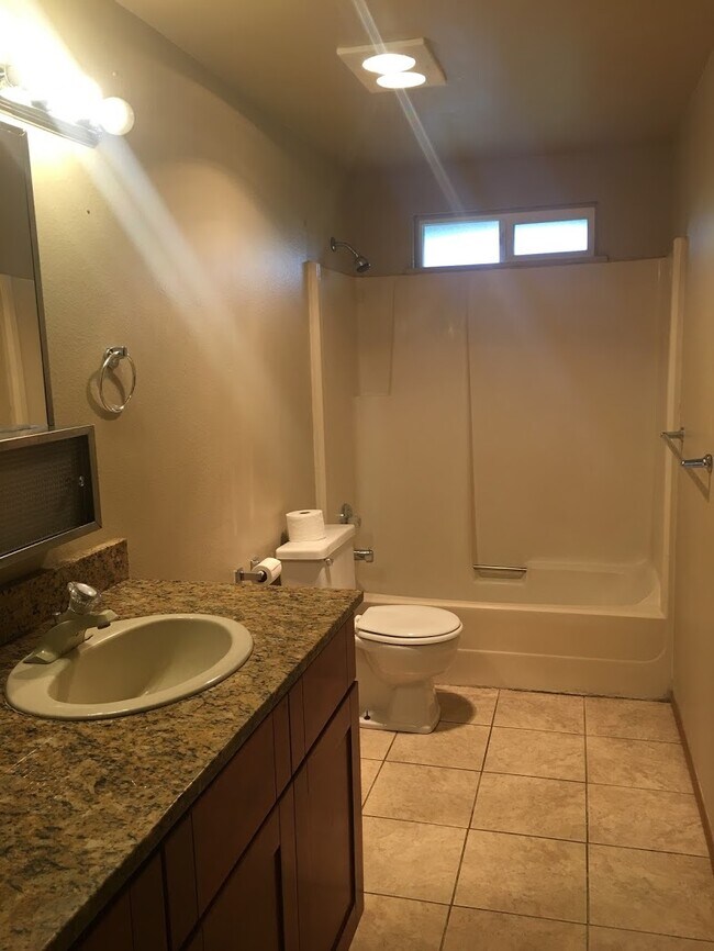 Building Photo - Charming Pet-Friendly Junction City Home with Yard & Garage