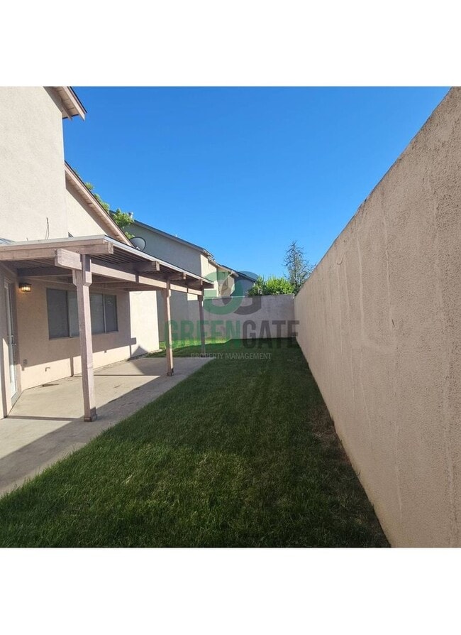 Building Photo - Beautiful 3 BEDROOM 2.5 BATH HOME IN MODES...