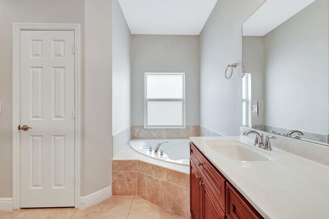 Building Photo - 348 SW Millard Dr