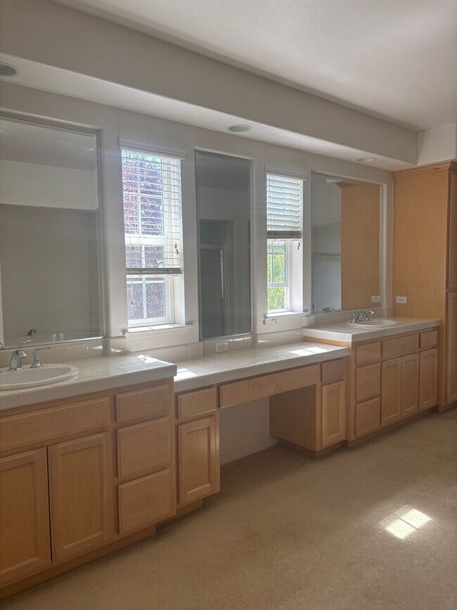Building Photo - Stunning 5-Bedroom, 4-Bath Home in Prime B...