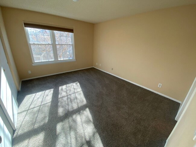 Building Photo - Lakewood Condo