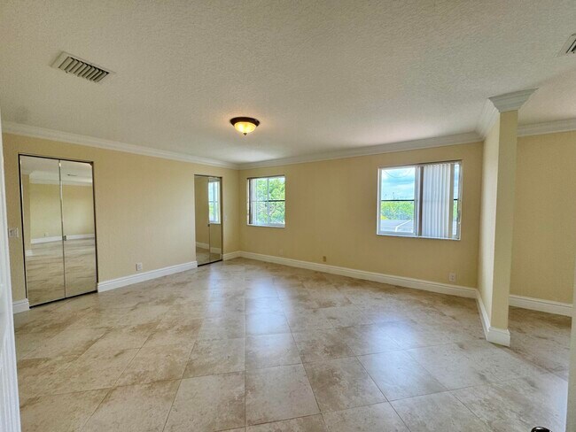 Building Photo - 898 Tulip Cir