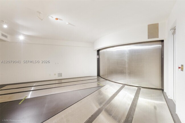 Building Photo - 18555 Collins Ave