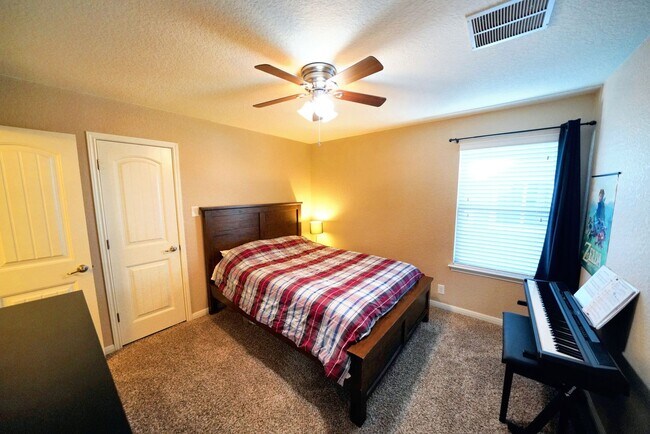 Building Photo - Executive 5-Bedroom Home in Coveted Crossvine Subdivision - Realtor Commission: $750