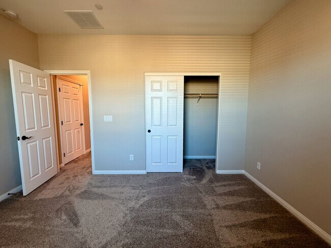 Building Photo - 3 BED 2.5 BATH 2 CAR GARAGE MODERN TOWNHOM...