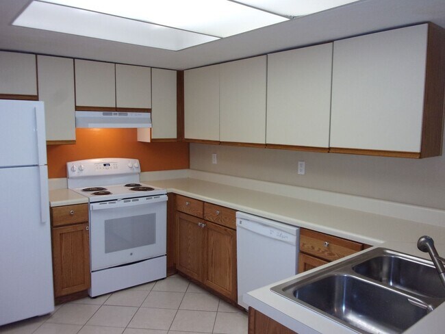 Building Photo - Island Living!