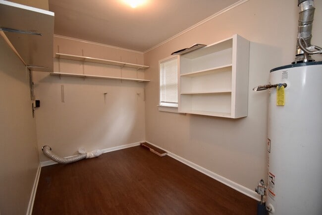 Building Photo - 3 Bedroom 1 Bath with lots of Updates!