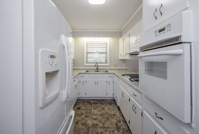 Building Photo - 240 Maywood Dr